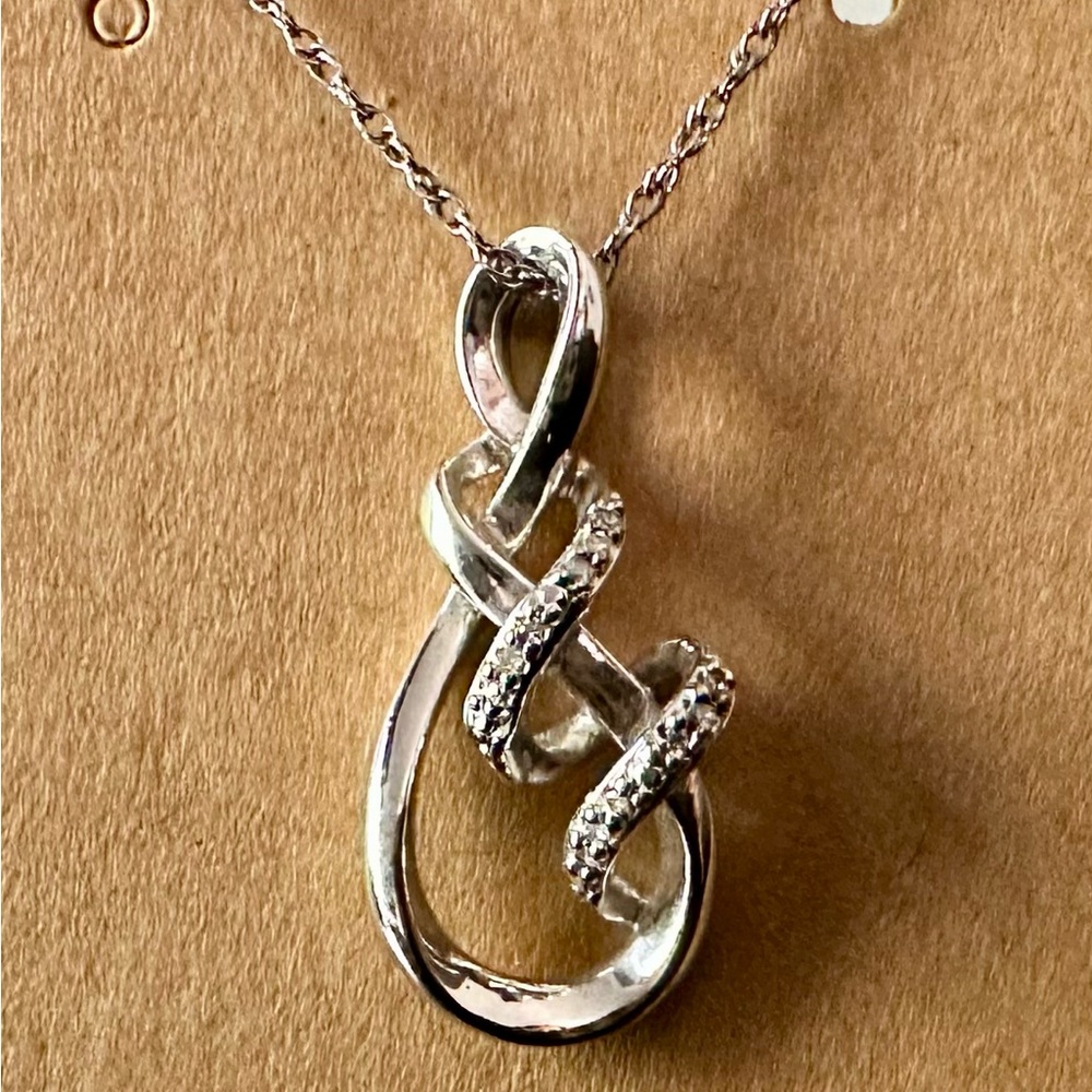 Beautiful Pendant - Picture 3 of 6